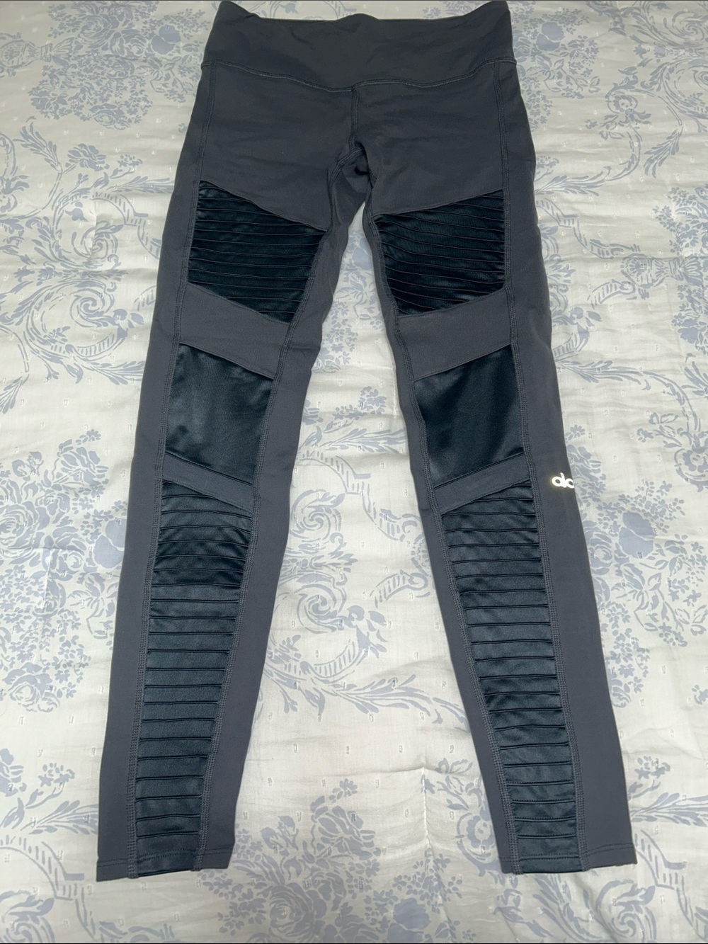 New ALO Yoga Gray Moto
Leggings